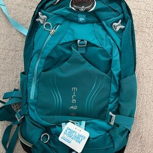 BRAND NEW Osprey women’s Mira 18 hiking hydration backpack